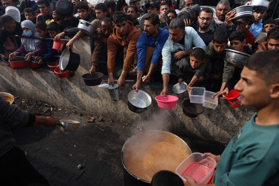 Photograph by Shadi Al-Tabatibi of food distribution in Gaza