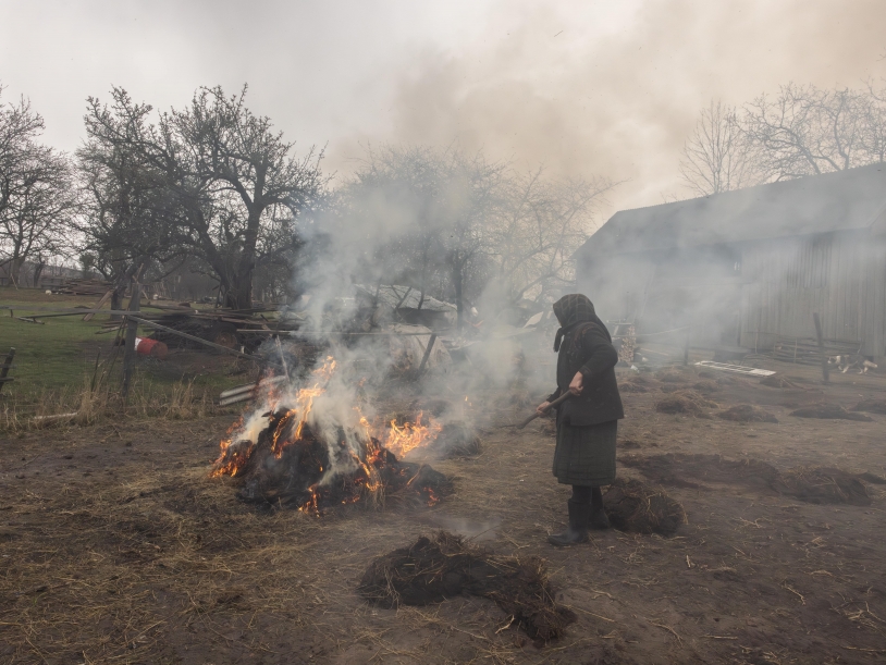 Intervals of warm absence: The daily life experience of those left behind in Romania